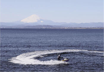 神奈川県藤沢市　江の島「相模湾を快走　気持ちいい」