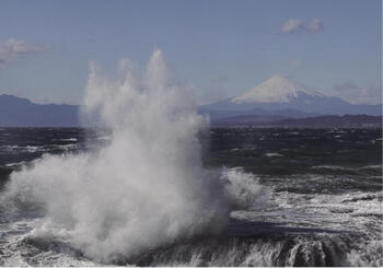 神奈川県藤沢市　江の島「稀な相模湾の波しぶき」
