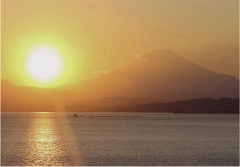 神奈川県藤沢市　江の島　「黄金に輝く夕日と光の道」