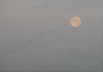 神奈川県藤沢市　江の島　「西の空に満月の月入り」