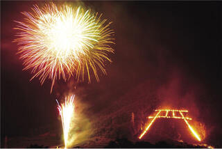 毎年10月の第1土曜日に開かれる「甲州市かつぬまぶどうまつり」の夜空を焦がす鳥居焼き。甲州市にある多くのワイナリーが参加しており、甲州市産のぶどうやワインの無料サービスやステージでのイベントなどが楽しめる