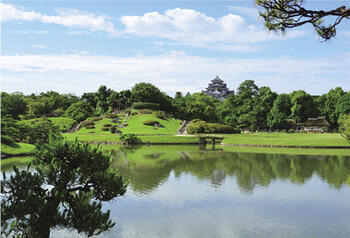 岡山城を望む岡山後楽園