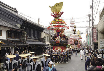 高岡御車山祭 例年5月1日の高岡関野神社春季例大祭で執り行われる。山町一帯で高岡の金工・漆工などの技術の粋を集めた7基の御車山が、華やかにかつ厳かに奉曳(ぶえい)する