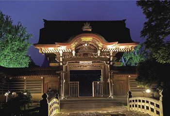 勝興寺の唐門(国指定重要文化財)。1769年に京都興正寺で建立され、明治時代に勝興寺に移築されたものだという