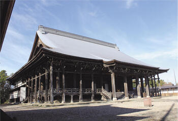 1795年に建立された勝興寺本堂。間口39.4m、奥行37.5mの巨大な木造建築物。長さ最大9mの柱が122本も立っている。平成の大修理では半解体修理が行われた