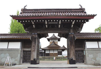 勝興寺総門と鼓堂。約3万㎡の境内にある最初の門が総門で、鼓堂では江戸時代から戦前まで境内や周辺地域に時間を知らせるために太鼓が打ち鳴らされていたという