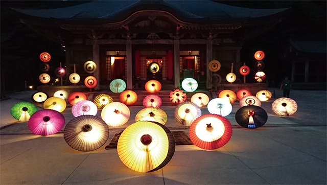 毎年お盆前後には大山寺の境内と大神山神社の参道で「大献灯」が行われる。大山寺本堂をバックに和傘や絵灯籠が灯され、夜の大山を彩る