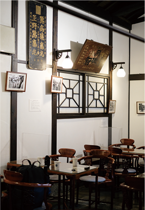 店舗内には喫茶スペースもあり、ゆっくりとくつろげる