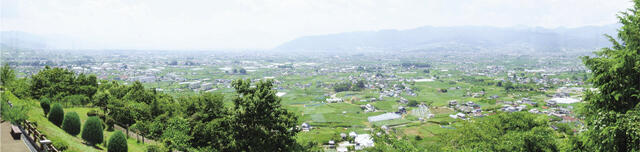 「甲州市勝沼 ぶどうの丘」のテラスから望む山梨県峡東地域の全景