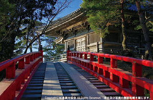 五大堂と透橋。慈覚大師が五大明王を祀ったことから命名された五大堂には透橋で渡る。堂は1604年に伊達政宗公が再建して現在に至る