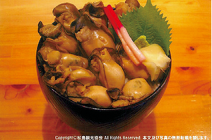 海の幸のグルメも満載。6～9月の夏季はあなご、10～3月の冬季は真牡蠣が旬を迎え、町内ではさまざまな料理が味わえる。焼き牡蠣や牡蠣汁の他、フライや串焼き、ピザやスープ、ラーメン、グラタンなどの豊富なメニューが楽しめる。写真はカキ丼 写真提供：（一社）松島観光協会