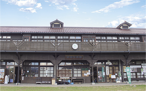 「三春の里 田園生活館」には温泉・サウナやレストラン、農産物直売所、公園、ドッグランなどが整備されている