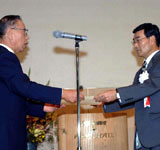 単位会表彰を受ける藤本･四国会会長