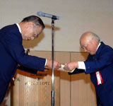 功労者表彰を受ける綱･前近畿会会長