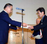 功労者表彰を受ける渡邊･前四国会会長