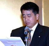 祝電を披露する黒本･大会実行委員