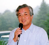 優勝者の喜びの挨拶をする近畿会･林会長