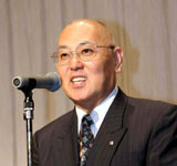 次大会へのお誘いの挨拶をする糸数･沖縄会副会長