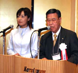 司会の五十貝・実行委員とアシスタントの御影アナウンサー