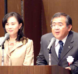 司会の山入端・実行委員とアシスタントの照屋さん