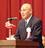 開会の挨拶をする糸数･大会実行委員長