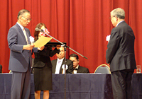 単位会表彰を受ける鈴木･関東信越会会長