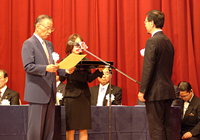 功労者表彰を受ける梅田･前東京会会長
