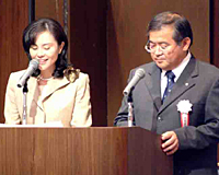 式典に引き続き司会を担当する山入端実行委員と照屋京子さん