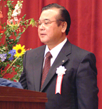 開会の言葉を述べる知花・大会実行委員
