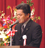 閉会の言葉を述べる波平･大会実行委員