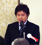 司会の嘉陽・大会実行委員
