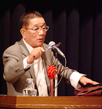 講演する岡野　雅行　氏