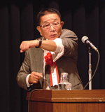 講演する岡野　雅行　氏