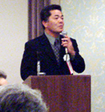 司会の波平・大会実行委員