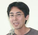 優勝者の喜びの挨拶をする沖縄の事務所職員の徳元 晃夫様