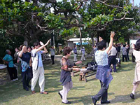 三郎爺の伴奏でカチャーシーを踊る