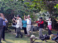 三郎爺の伴奏でカチャーシーを踊る