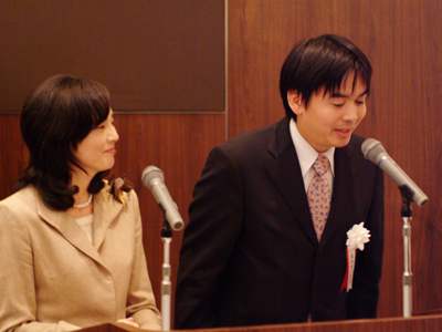 司会の糸数・実行委員とアシスタントの照屋さん