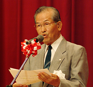 役員を代表して挨拶する町田･沖縄会会長