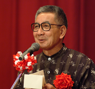 歓迎の挨拶をされる嘉数・沖縄県副知事