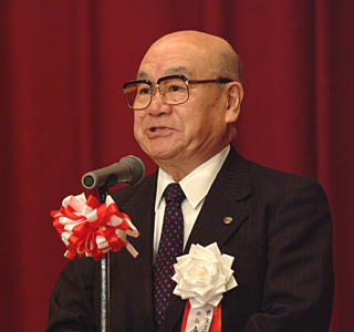 次大会へのお誘いの挨拶をする金井塚･東京会会長