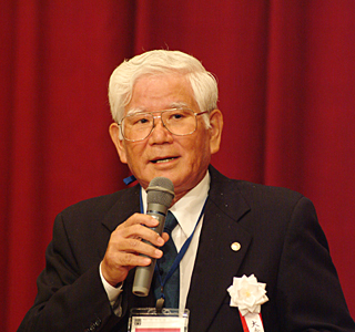 閉会の挨拶をする前川･大会実行委員