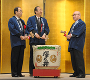 左樽：福田･前国税庁長官、浜田･弁護士、金井塚･東京会会長