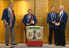 中樽：金田･名球会会長、石田･NTTPCコミュニケーションズ社長、池田･連合会会長、是枝･MJS会長