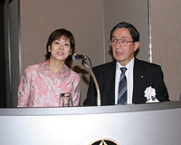 司会の朝居・大会実行委員とアシスタントの駒村アナウンサー