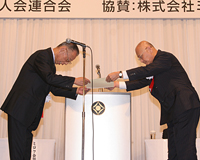 単位会表彰を受ける糸数・沖縄会会長