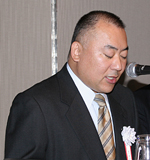祝電を披露する増子・大会実行委員