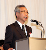 閉会の言葉を述べる吉村・大会実行委員