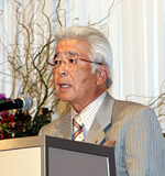 閉会の言葉を述べる萩野・大会実行委員