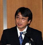 司会の岡田・大会実行委員